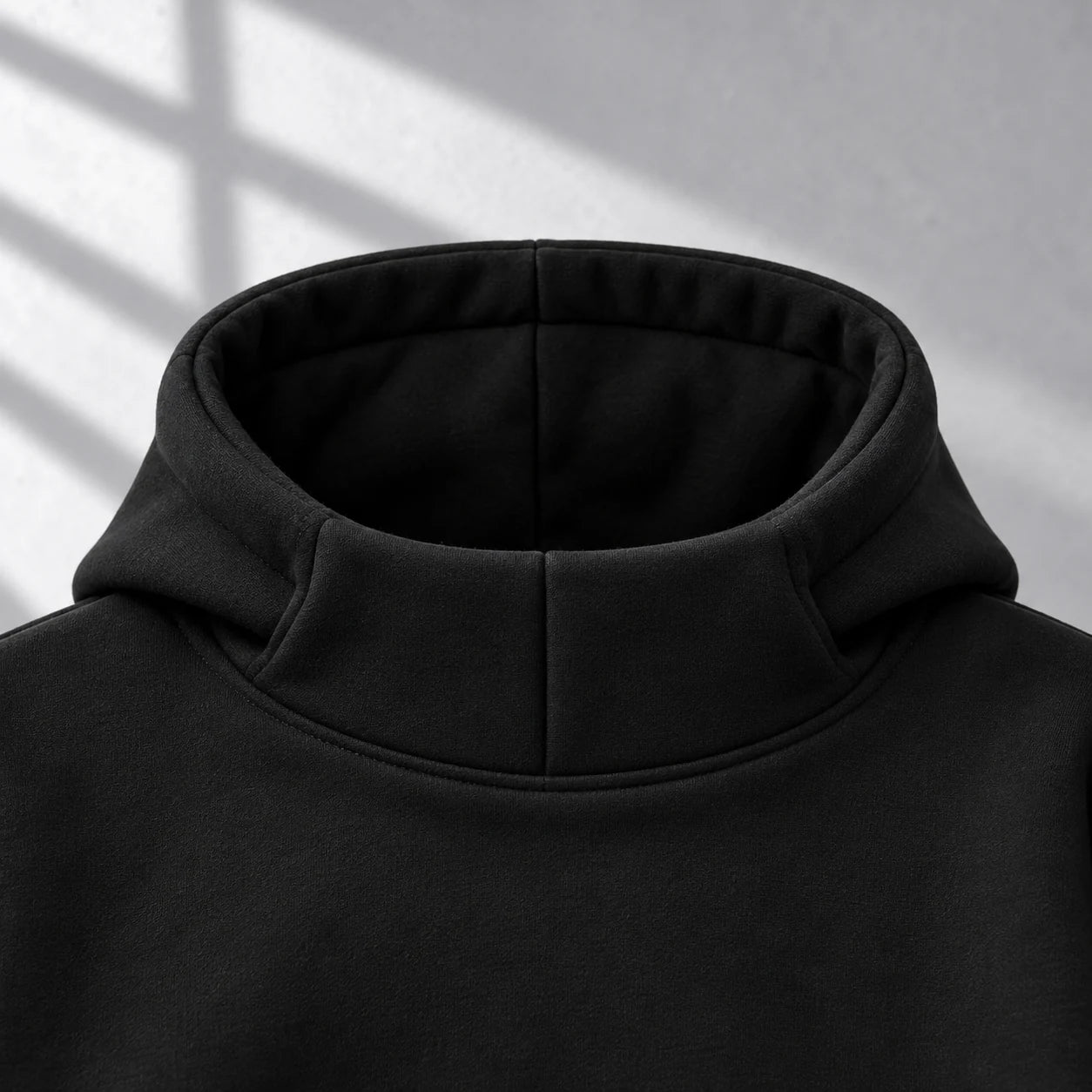 Detalle de confección del hoodie Zenitsu Agatsuma de Kimetsu no Yaiba en High Neck negro de 280 g, sin estampados visibles — NEXO Street.